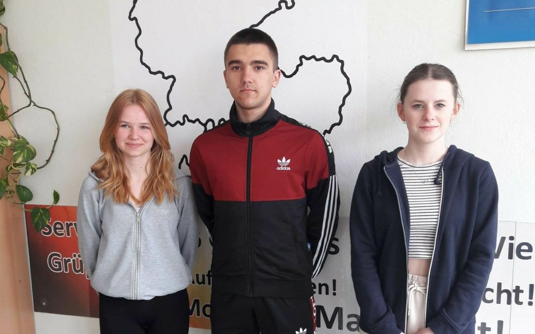 Młodzież recytuje poezję na Pomologii.