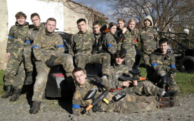 Uczniowie klasy 3BS i 4BS na poligonie paintball
