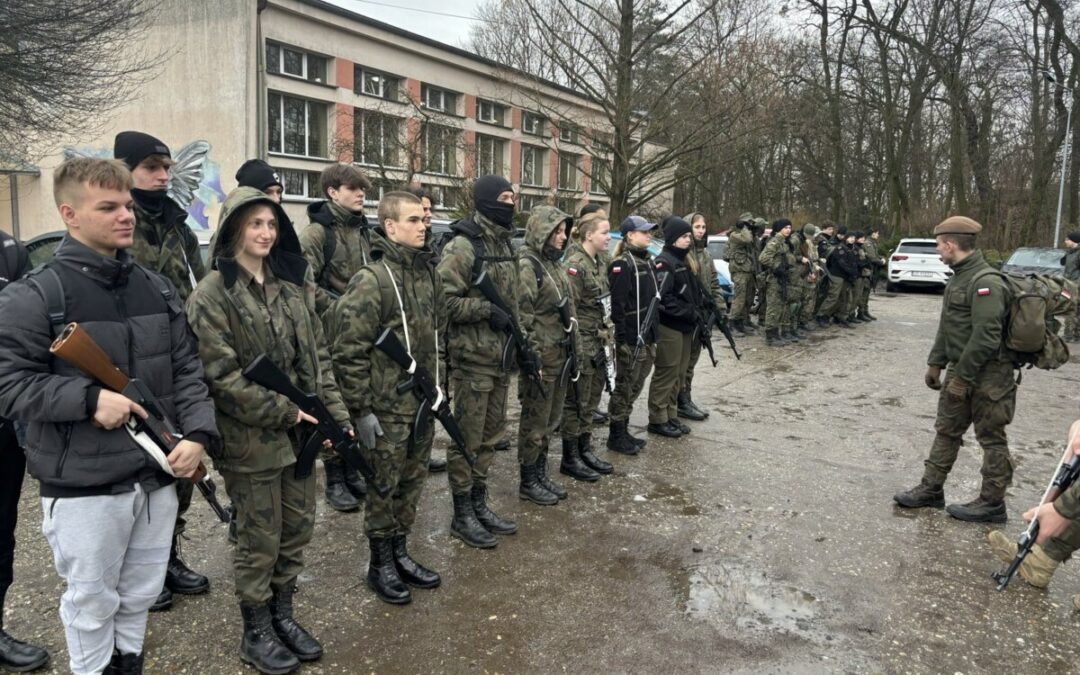 Klasy mundurowe na zajęciach poligonowych z WOT