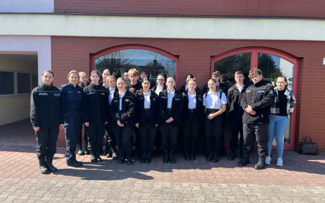 Uczniowie klas policyjnych zwiedzają Szkołę Policji