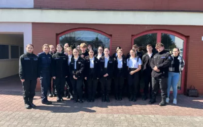 Uczniowie klas policyjnych zwiedzają Szkołę Policji