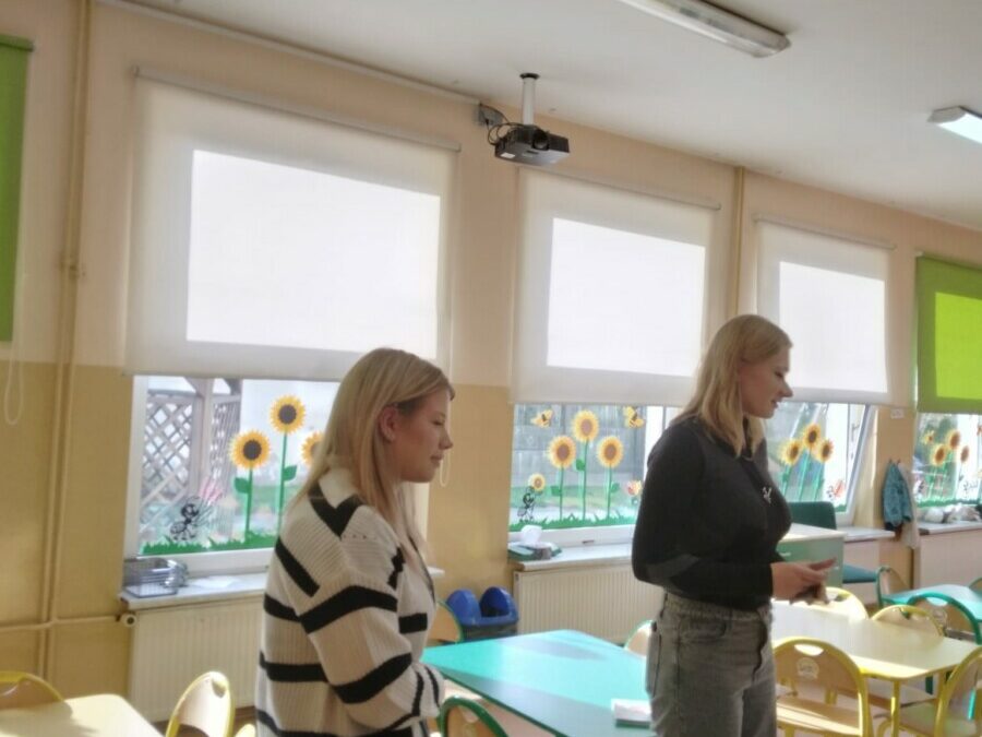 Pomologia czyta Przedszkolakom z przedszkola w Złotnikach